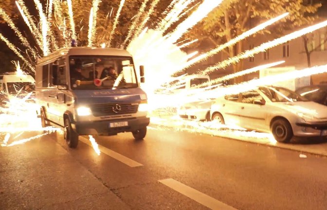 Neukölln in dieser Woche: Randalier attackierten Polizisten mit Feuerwerkskörpern.<span class='image-autor'>Foto: dpa</span>