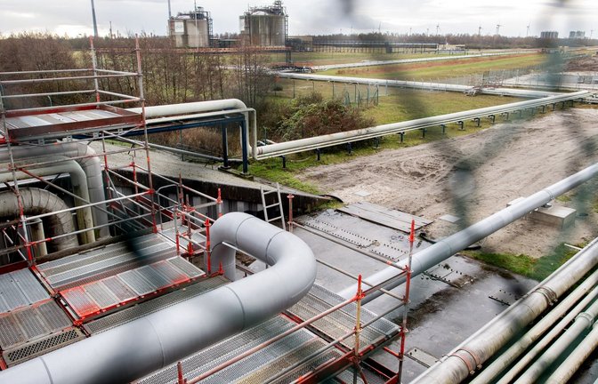Rohre einer Pipeline führen auf einer Baustelle hinter dem Deich zur Anbindung des LNG-Terminals in Wilhelmshaven.<span class='image-autor'>Foto: Hauke-Christian Dittrich/dpa</span>