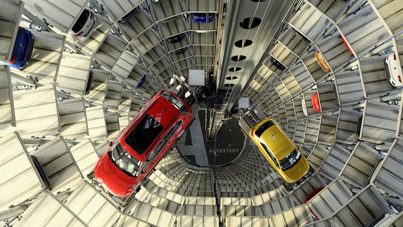 Wer  Auto fahren will, muss sich nicht unbedingt eines kaufen. Unser Bild zeigt Neuwagen von VW  in der Autostadt bei Wolfsburg.Foto: imago images/Sven Simon/Anke Waelischmiller/SVEN SIMON via www.imago-images.de