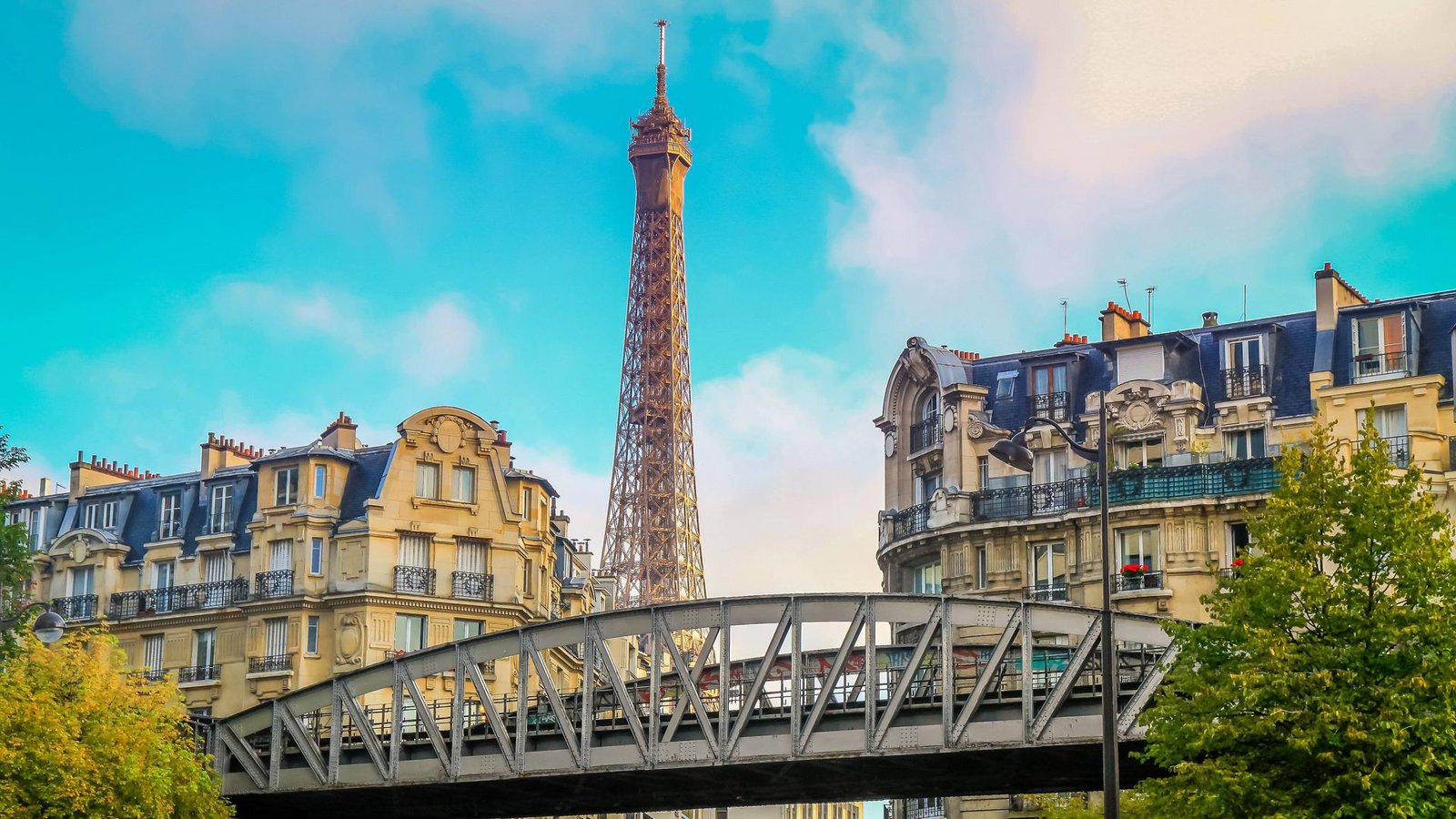 Eiffelturm in Paris. Ein Angreifer hat am Freitagnachmittag in der Pariser Métro drei Frauen mit einer Stichwaffe verletzt. (Symbolfoto)Foto: IMAGO/YAY Images/IMAGO