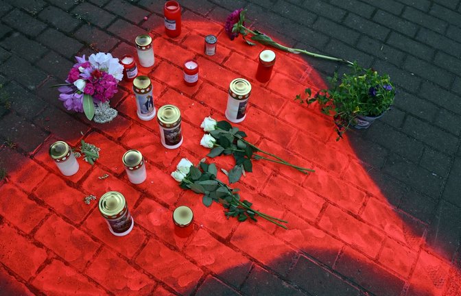 Kerzen und Blumen liegen in einem auf das Pflaster gesprühten roten Herzen in Düsseldorf nach dem mörderischen Brandanschlag.<span class='image-autor'>Foto: Federico Gambarini/dpa</span>
