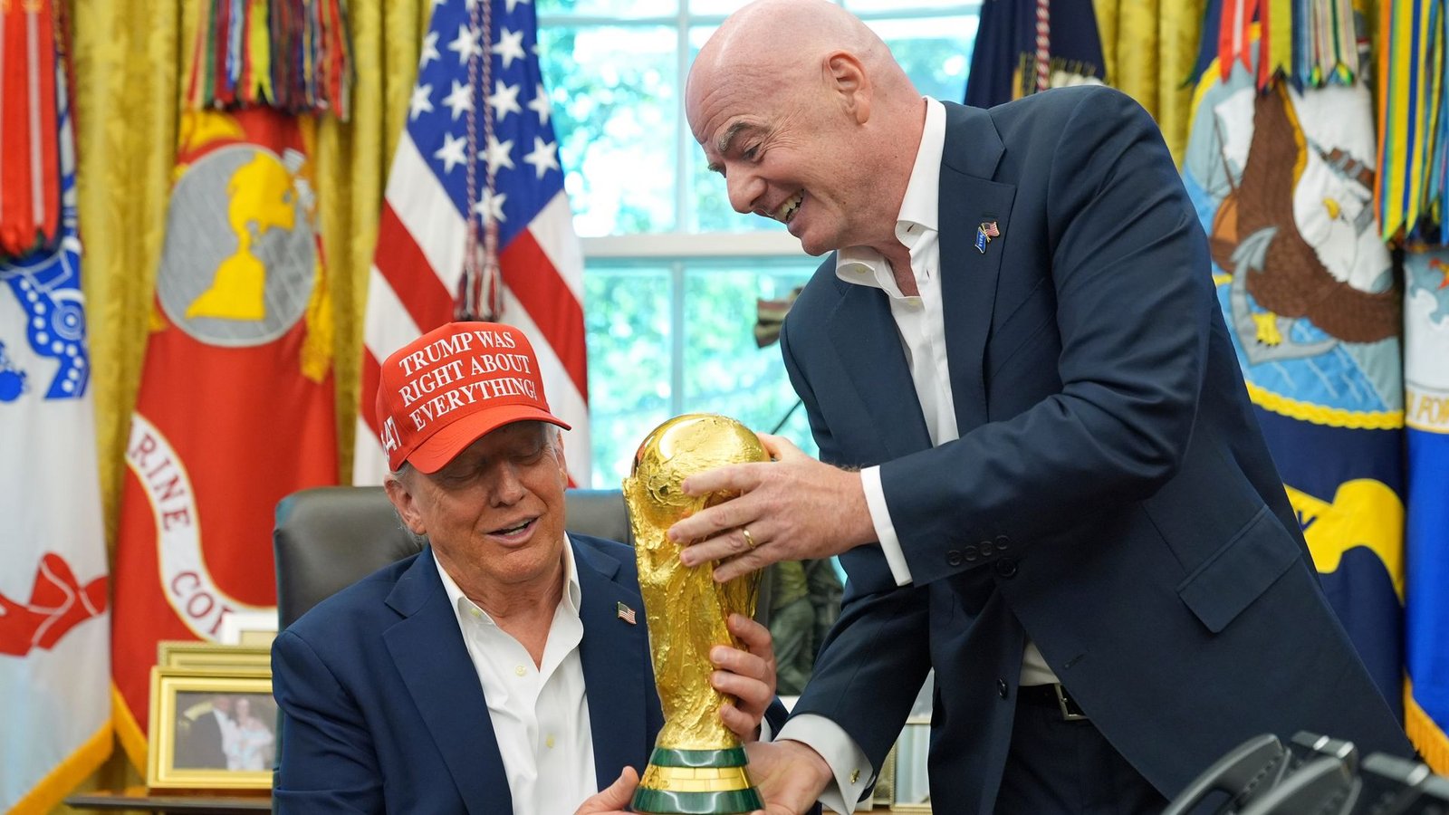 Donald Trump (l) und Gianni Infantino verstehen sich bestens. (Archivbild)Foto: Jacquelyn Martin/AP/dpa