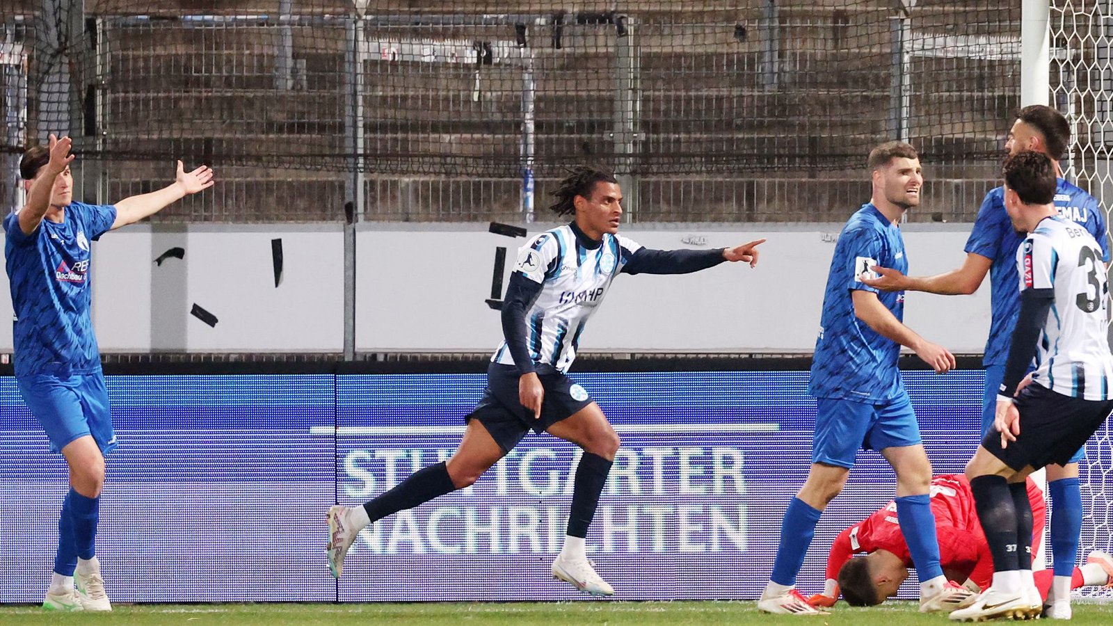 Melkamu Frauendorf bejubelt sein Tor für die Kickers beim 3:1 im WFV-Pokal-Viertelfinale gegen Freiberg – für das Ligaspiel ist sein Einsatz fraglich.Foto: Baumann/Alexander Keppler Melkamu Frauendorf bejubelt sein Tor für die Kickers beim 3:1 im WFV-Pokal-Viertelfinale gegen Freiberg – für das Ligaspiel ist sein Einsatz fraglich.Foto: Baumann/Alexander Keppler