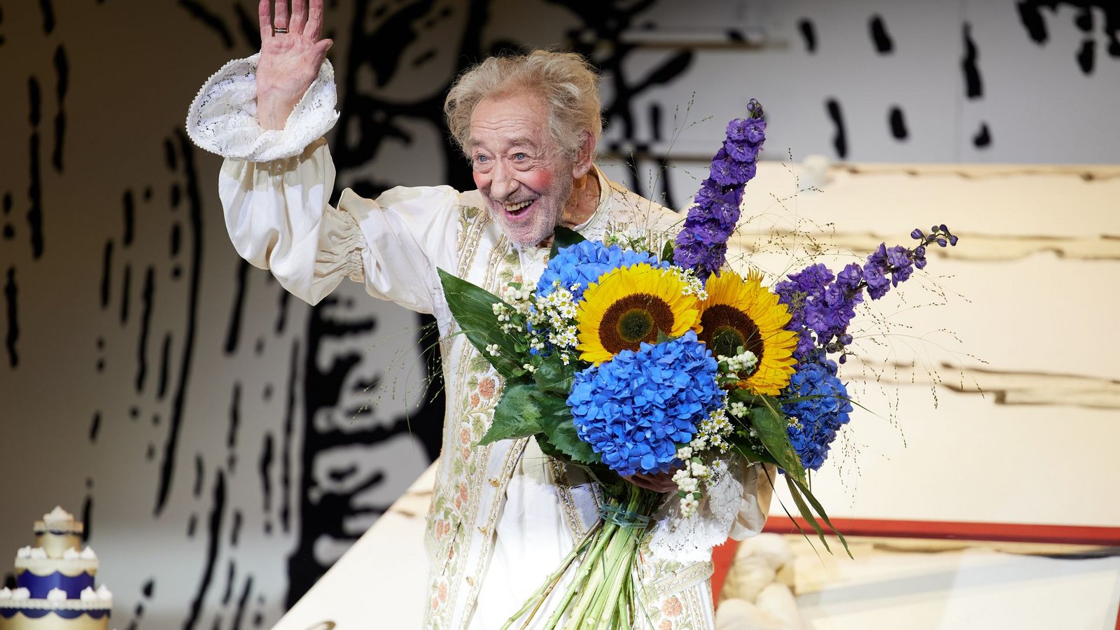 90. Geburtstag im Gewand auf der Bühne: Dieter Hallervorden hält nach der Premiere des Stückes "Der eingebildet Kranke" im Schlosspark-Theater Blumen in der Hand.Foto: Joerg Carstensen/dpa