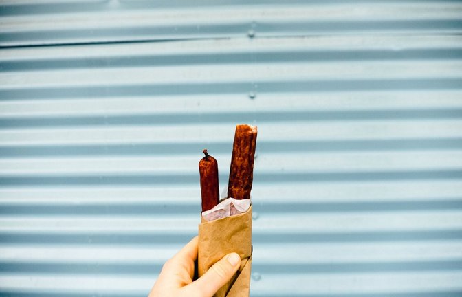 Zwei Würstchen pro Woche - das wäre nach den Empfehlungen der DGE schon zu viel.<span class='image-autor'>Foto: Unsplash</span>