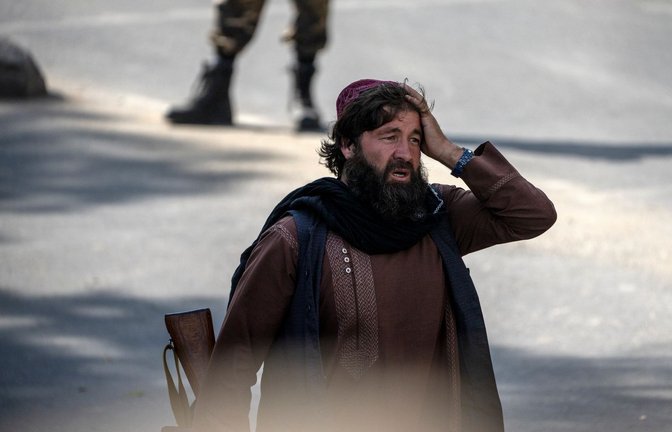 Ein schockierter Taliban-Kämpfer in Kabul. Er vergangene Freitag ereignete sich in der afghanischen Hauptstadt ein Anschlag.<span class='image-autor'>Foto: Ebrahim Noroozi/AP/dpa</span>