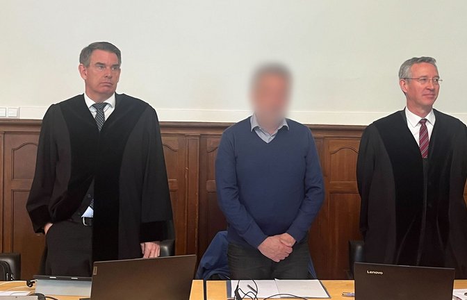 Der Angeklagte steht zwischen seinen Verteidigern Lars Willems (l) und Steffen Kazmaier (r) im Gerichtssaal vom Landgericht Rottweil.<span class='image-autor'>Foto: Tatjana Bojic/dpa</span>