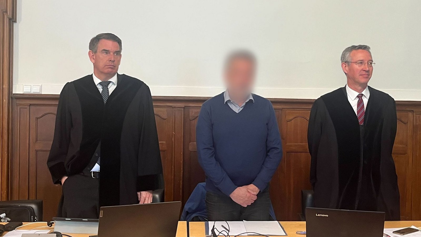 Der Angeklagte steht zwischen seinen Verteidigern Lars Willems (l) und Steffen Kazmaier (r) im Gerichtssaal vom Landgericht Rottweil.Foto: Tatjana Bojic/dpa
