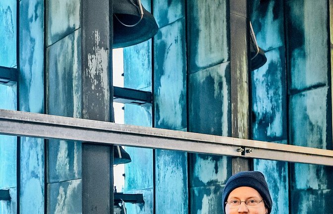 Toni Ulrich präsentiert stolz die 30 Glocken des Stuttgarter Rathauses.<span class='image-autor'>Foto: Lichtgut/Christoph Schmidt</span>