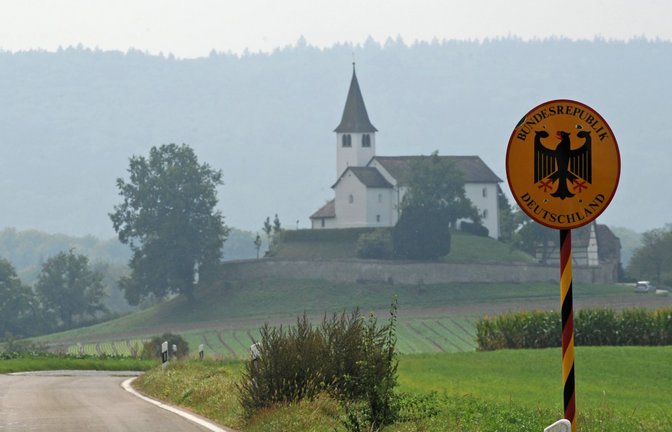 Gerade hat man die Grenze zur Schweiz passiert, da kommt schon wieder Deutschland: die Gemeinde Büsingen ist ein historisches Kuriosum.<span class='image-autor'>Foto: dpa/Patrick Seeger</span>