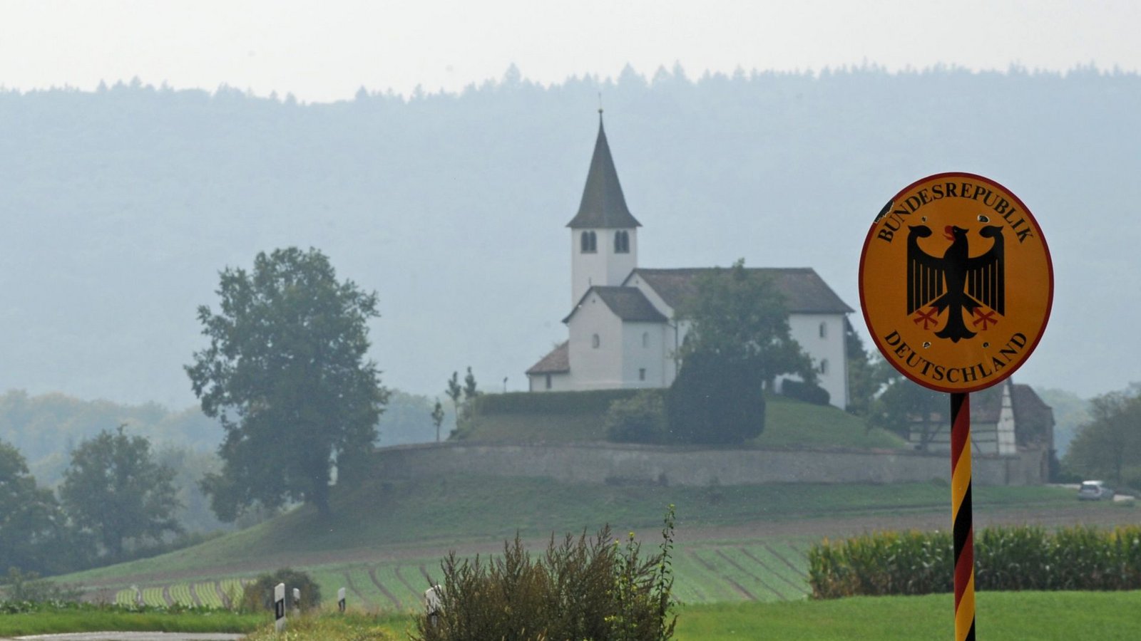 Gerade hat man die Grenze zur Schweiz passiert, da kommt schon wieder Deutschland: die Gemeinde Büsingen ist ein historisches Kuriosum.Foto: dpa/Patrick Seeger Gerade hat man die Grenze zur Schweiz passiert, da kommt schon wieder Deutschland: die Gemeinde Büsingen ist ein historisches Kuriosum.Foto: dpa/Patrick Seeger
