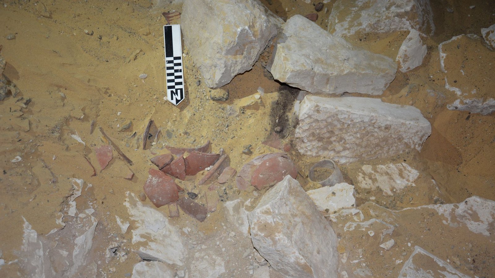 Viele Gefäße in der Mumifizierungswerkstatt fanden die Forschenden in Scherben vor. Der Nordpfeil zeigt die Himmelsrichtung für die wissenschaftliche Dokumentation des Fundorts an.Foto: Saqqara Saite Tombs Project, Universität Tübingen. Fotograf: M. Abdelghaffar Viele Gefäße in der Mumifizierungswerkstatt fanden die Forschenden in Scherben vor. Der Nordpfeil zeigt die Himmelsrichtung für die wissenschaftliche Dokumentation des Fundorts an.Foto: Saqqara Saite Tombs Project, Universität Tübingen. Fotograf: M. Abdelghaffar