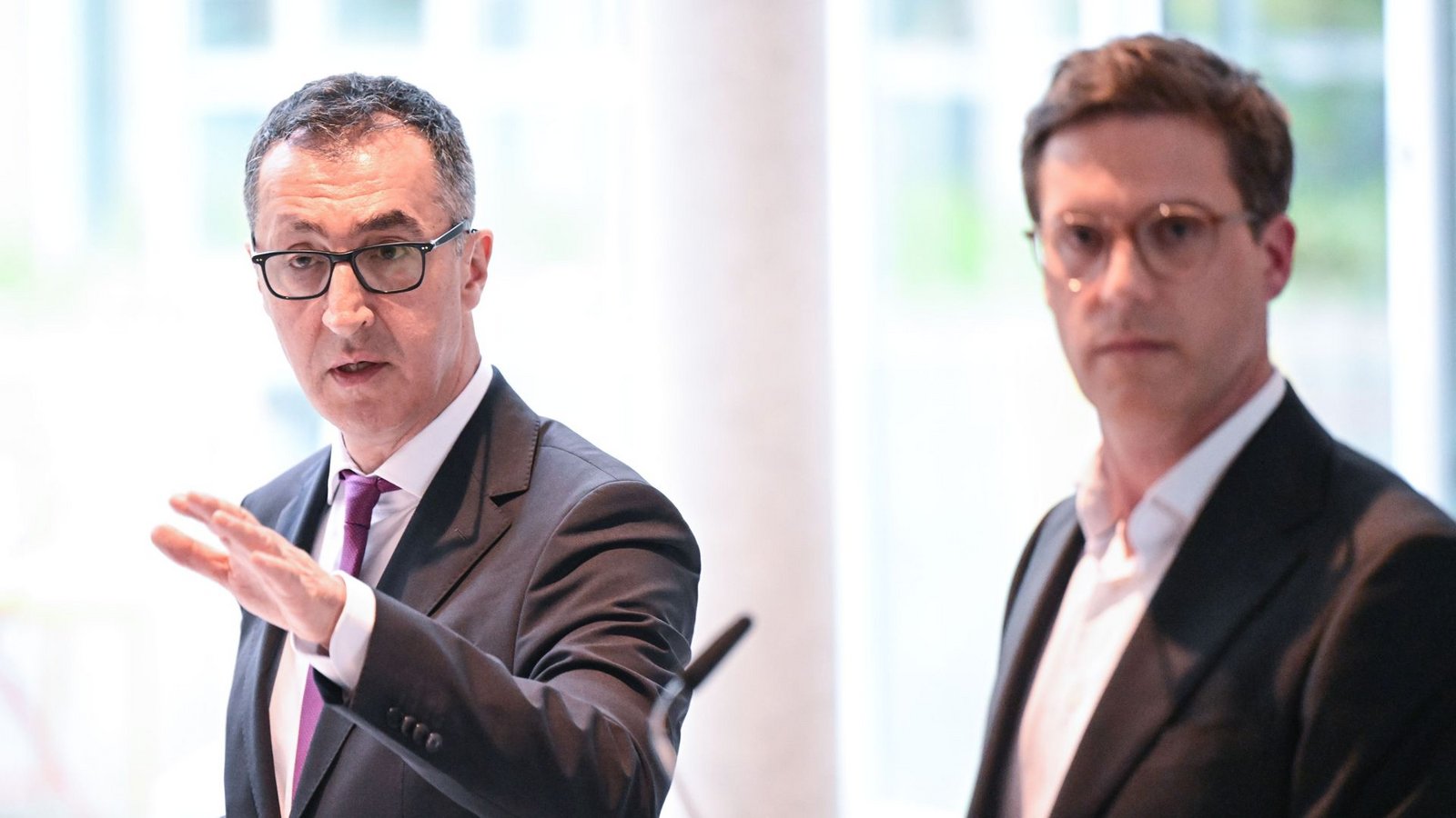 Die beiden Verhandlungsführer der Koalitionsverhandlungen in Baden-Württemberg, Cem Özdemir (links, Bündnis 90 / Die Grünen) und Manuel Hagel (CDU).Foto: dpa/Bernd Weißbrod