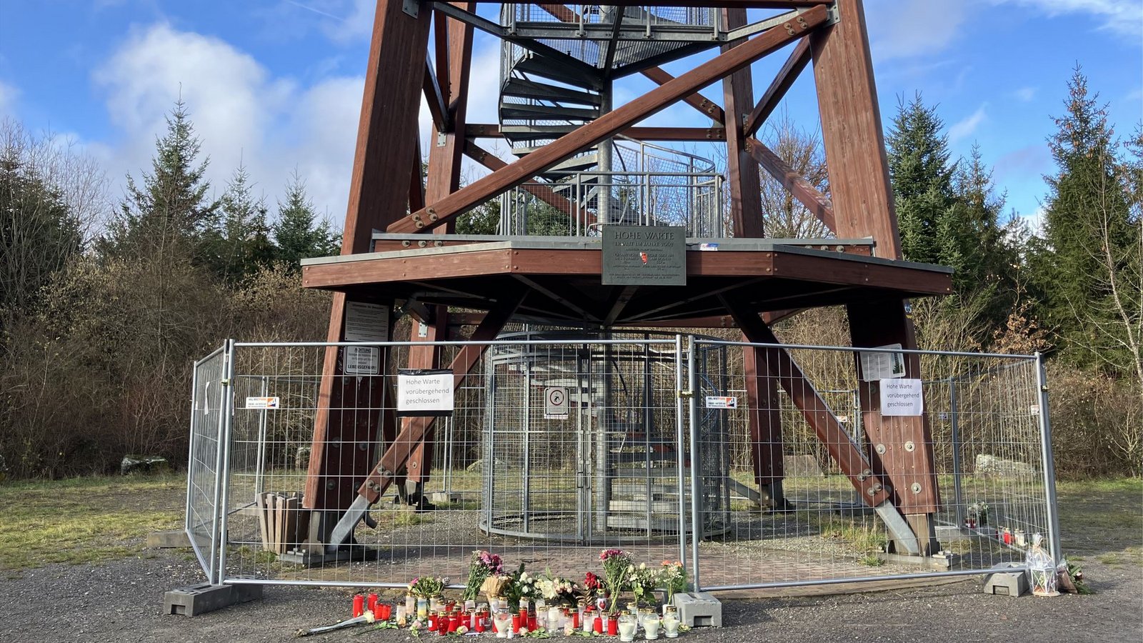 Der Aussichtsturm bei Hohenwart ist zu einem Gedenkort geworden.Foto: Florian Dürr Der Aussichtsturm bei Hohenwart ist zu einem Gedenkort geworden.Foto: Florian Dürr