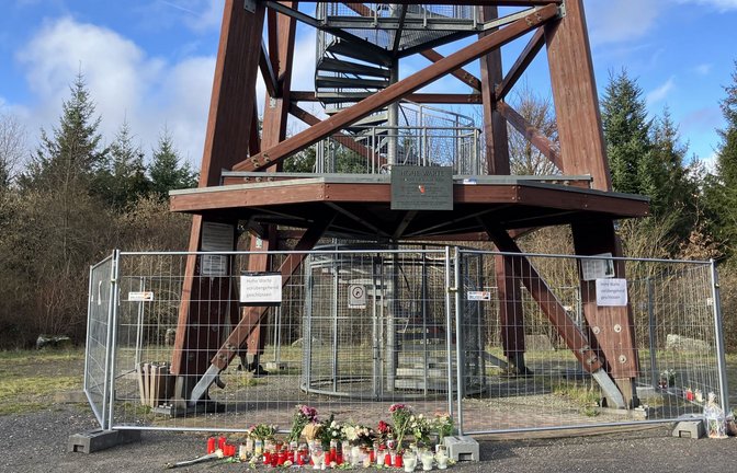 Der Aussichtsturm bei Hohenwart ist  zu einem Gedenkort geworden.<span class='image-autor'>Foto: Florian Dürr</span>