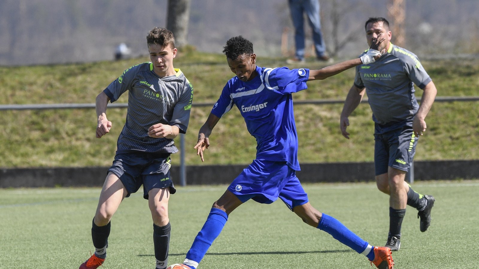 Mohamed Ahmed Mohamed (Mitte) hat mit dem FC Gündelbach nach einer völlig punktlosen ersten Saisonhälfte innerhalb weniger Wochen zehn Zähler eingefahren. Foto: Leitner Mohamed Ahmed Mohamed (Mitte) hat mit dem FC Gündelbach nach einer völlig punktlosen ersten Saisonhälfte innerhalb weniger Wochen zehn Zähler eingefahren. Foto: Leitner