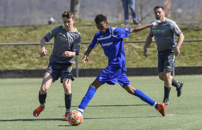 Mohamed Ahmed Mohamed (Mitte) hat mit dem FC Gündelbach nach einer völlig punktlosen ersten Saisonhälfte innerhalb weniger Wochen zehn Zähler eingefahren. <span class='image-autor'>Foto: Leitner</span>