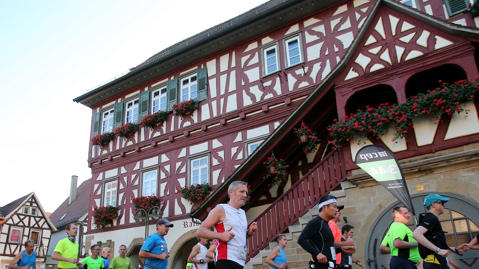 Auch in diesem Jahr führt die Strecke des Bottwartal-Marathons wieder am Rathaus in Steinheim vorbei. Fotos: Baumann