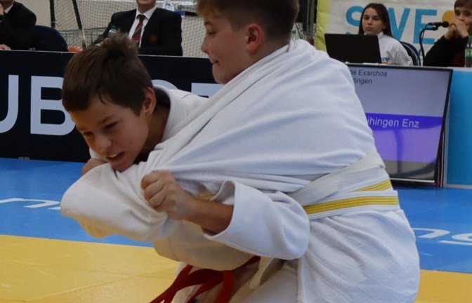 Das Bild zeigt Julian Mecks bei der Bezirksmeisterschaft bei einer Kombination aus Seio-nage und O-uchi-gari. <span class='image-autor'>Foto: privat</span>