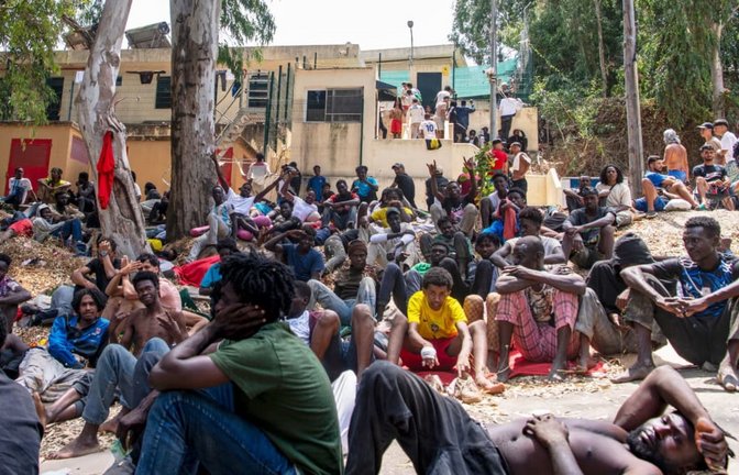 Auf EU-Boden:&nbsp; Migranten sind irregulär von Marokko aus in die spanische Exklave Ceuta eingereist.<span class='image-autor'>Antonio Sempere/AP/dpa</span>