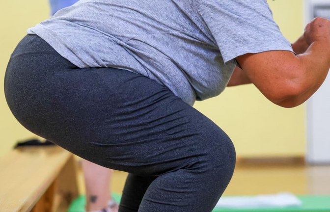 Eine stark übergewichtige Frau treibt Sport im Rahmen einer Therapie der Uniklinik Leipzig. Sollte sie mit GLP-1-Medikamenten abnehmen wollen, muss sie sich diese bald nicht mehr spritzen&nbsp;– allerdings weiterhin selbst bezahlen.<span class='image-autor'>Jan Woitas/dpa</span>