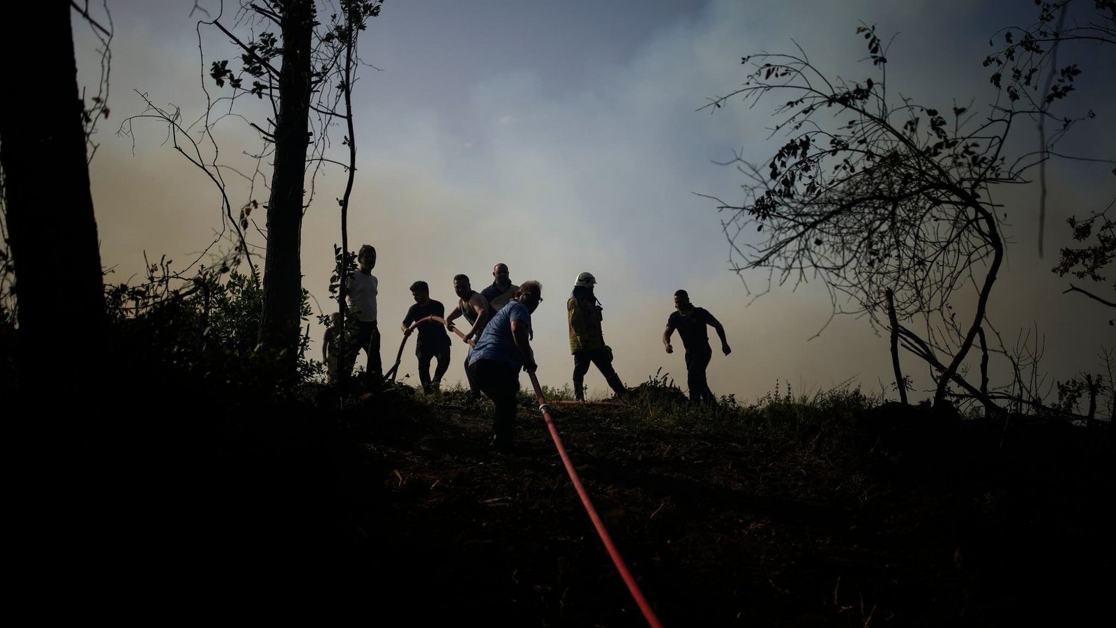 Einheimische und Feuerwehrleute versuchen, einen Waldbrand in Beykoz, einem Vorort von Istanbul, zu löschen. Nun bekämpfen Einsatzkräfte im Osten der türkischen Hauptstadt Ankara einen Waldbrand. (zu dpa: «Türkische Feuerwehr bekämpft Waldbrände in Antalya»)Emrah Gurel/AP/dpa
