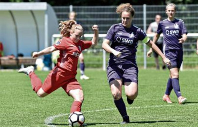 Marita Leimbach (links) und die B-Juniorinnen des FV Löchgau starten am heutigen Samstag in die fast chancenlose Mission Klassenerhalt in der Bundesliga Süd.  Foto: Archiv/Leitner
