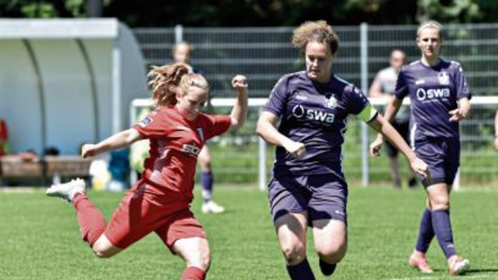 Marita Leimbach (links) und die B-Juniorinnen des FV Löchgau starten am heutigen Samstag in die fast chancenlose Mission Klassenerhalt in der Bundesliga Süd. Foto: Archiv/Leitner Marita Leimbach (links) und die B-Juniorinnen des FV Löchgau starten am heutigen Samstag in die fast chancenlose Mission Klassenerhalt in der Bundesliga Süd. Foto: Archiv/Leitner