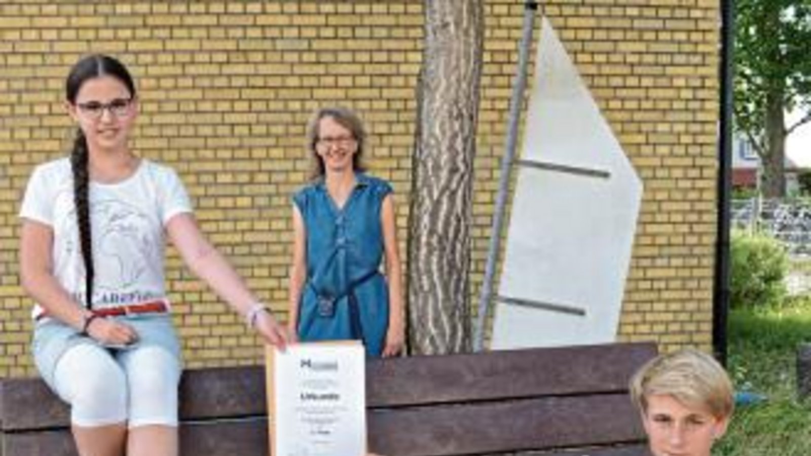 Antonia Kluth und Fynn Schwarz nahmen die Urkunde stellvertretend von Lehrerin Daniela Oster entgegen.  Foto: p