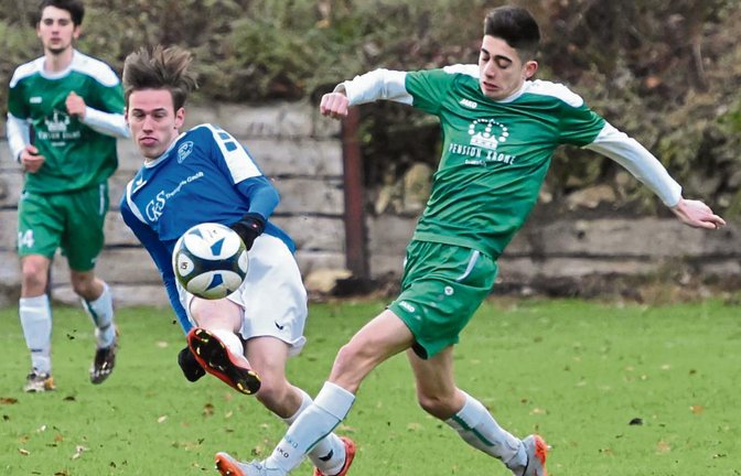 Aurichs Marc Schwab (links) schlenzt den Ball vorbei an Mehdi Ceylan. Auch dieser Abschluss bleibt erfolglos. Foto: Leitner