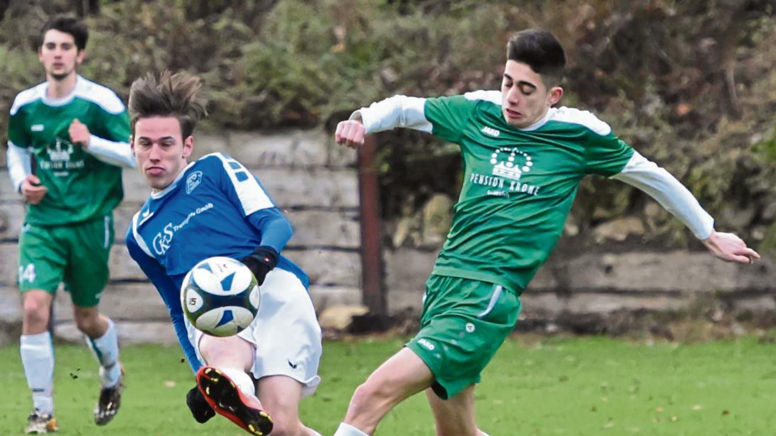 Aurichs Marc Schwab (links) schlenzt den Ball vorbei an Mehdi Ceylan. Auch dieser Abschluss bleibt erfolglos. Foto: Leitner