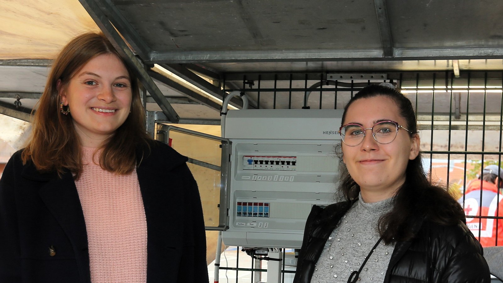Hanna Hörner (links) und Melanie Schmal haben die Steuerung in einem kleinen Kasten installiert.