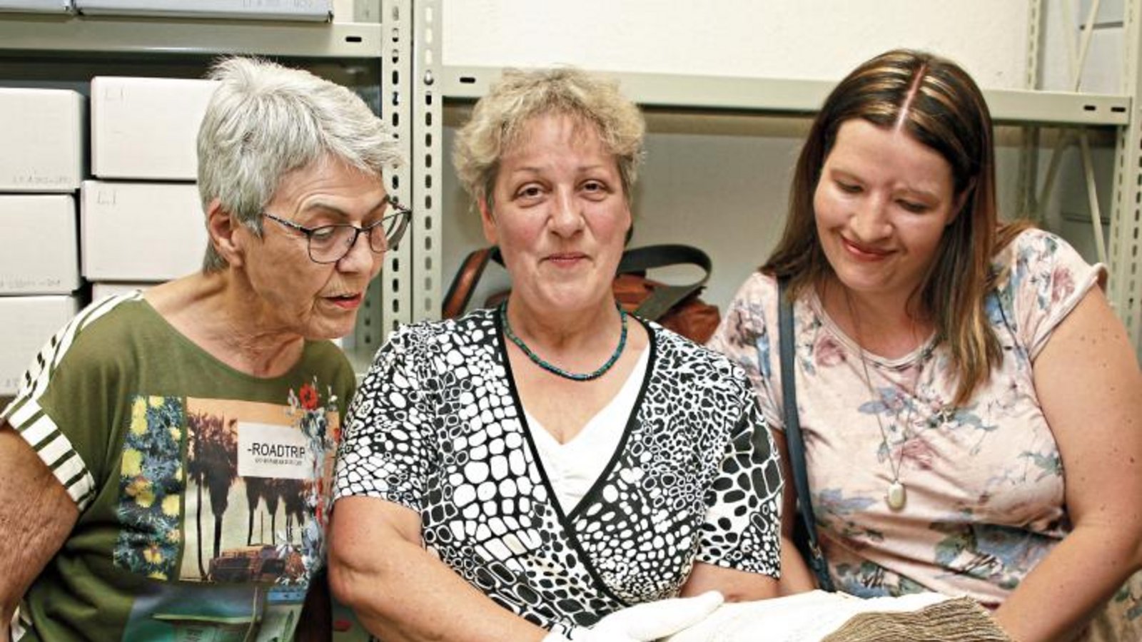 Claudia Lange (von links), Stadtarchivarin Marlis Lippik und Tanja Dobrosavljevic werfen einen Blick in ein Amtsbuch aus dem 16. Jahrhundert.  Foto: Kollros