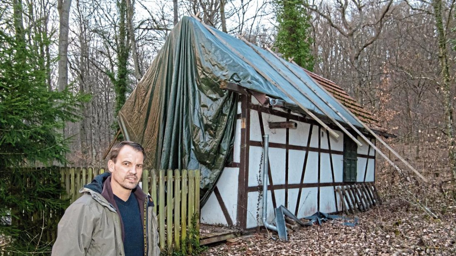 Der Häfnerhaslacher Ortsvorsteher Holger Springer vor dem sanierungsbedürftigen Jagdhäusle. Foto: Kalb