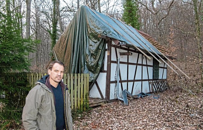 Der Häfnerhaslacher Ortsvorsteher Holger Springer vor dem sanierungsbedürftigen Jagdhäusle. Foto: Kalb
