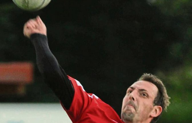 Marc Krüger steht mit dem TV Vaihingen in der Pflicht. Wollen die Faustballer die 1. Bundesliga Süd halten, müssen sie zumindest in Segnitz am Sonntag gewinnen. Foto: Nachreiner
