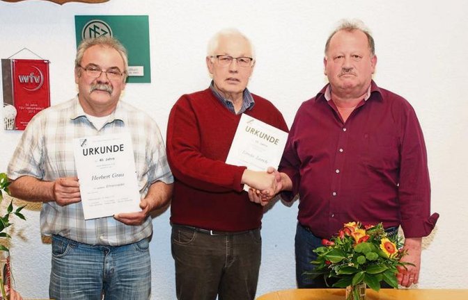 Herbert Grau und Erwin Lorch werden vom Vorsitzenden Willy Gerlacher (rechts) geehrt. Foto: p