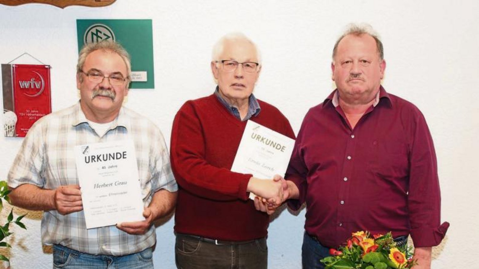 Herbert Grau und Erwin Lorch werden vom Vorsitzenden Willy Gerlacher (rechts) geehrt. Foto: p Herbert Grau und Erwin Lorch werden vom Vorsitzenden Willy Gerlacher (rechts) geehrt. Foto: p