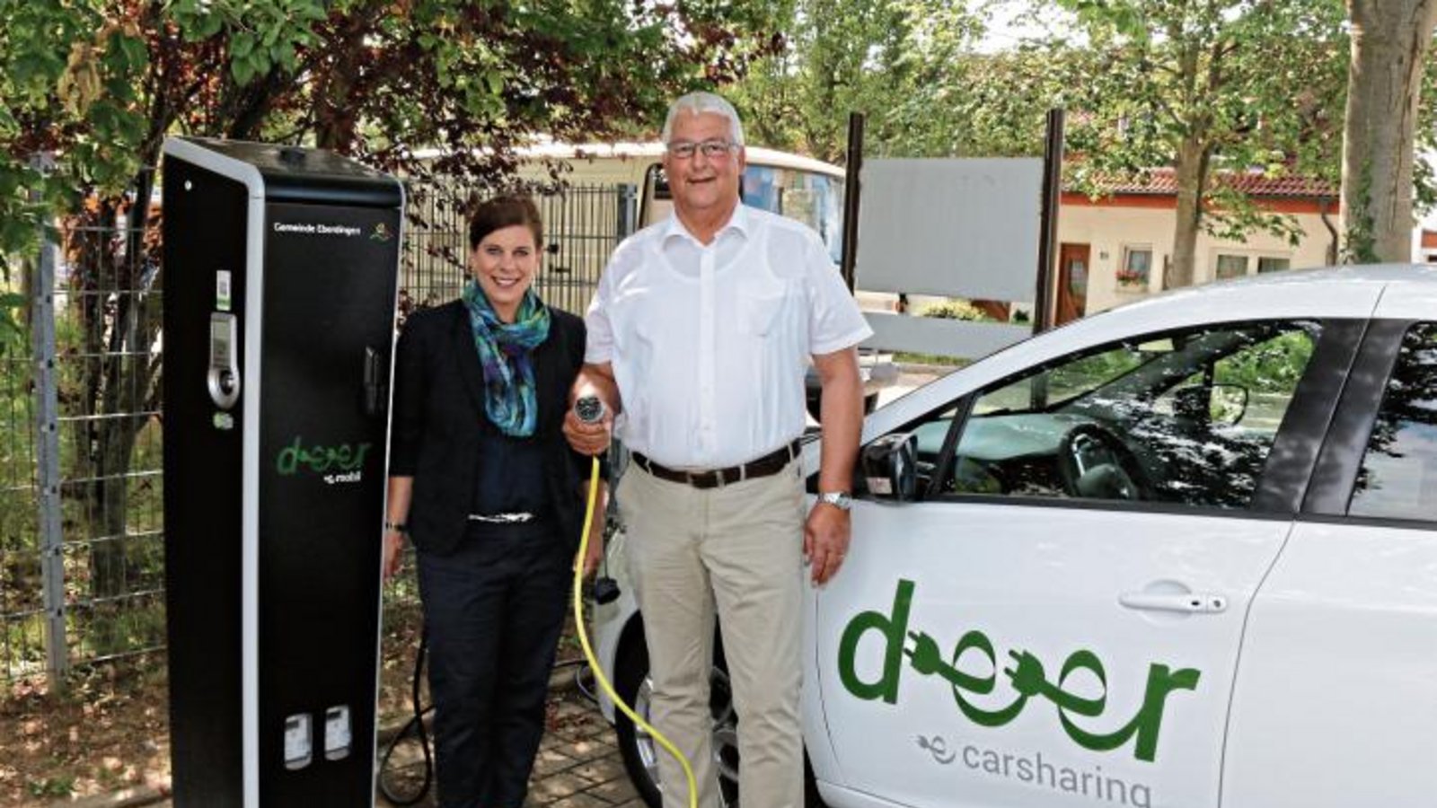 Der Eberdinger Bürgermeister Peter Schäfer und Ricarda Becker von deer nehmen die neue Ladestation samt Elektrofahrzeug am Keltenmuseum in Hochdorf in Betrieb. Foto: Bögel