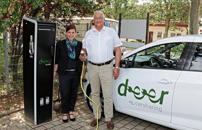Der Eberdinger Bürgermeister Peter Schäfer und Ricarda Becker von deer nehmen die neue Ladestation samt Elektrofahrzeug am Keltenmuseum in Hochdorf in Betrieb. Foto: Bögel
