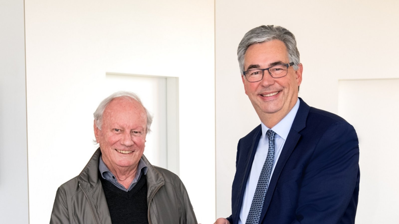 Landrat Dietmar Allgaier (rechts) dankte Frieder Schwarz für 30 Jahre im Ehrenamt.  Foto: LL