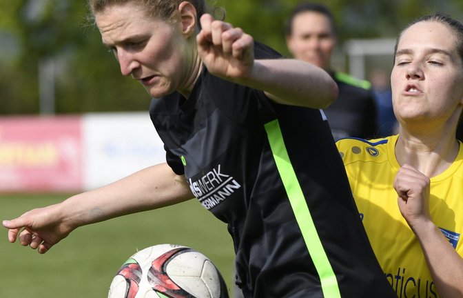 Christina Knapp (links) schirmt für die SGM Roßwag/Großglattbach den Ball vor Annkatrin Lutz ab, doch es reichte gegen Aldingen nur zum torlosen Unentschieden. <span class='image-autor'>Foto: Leitner</span>