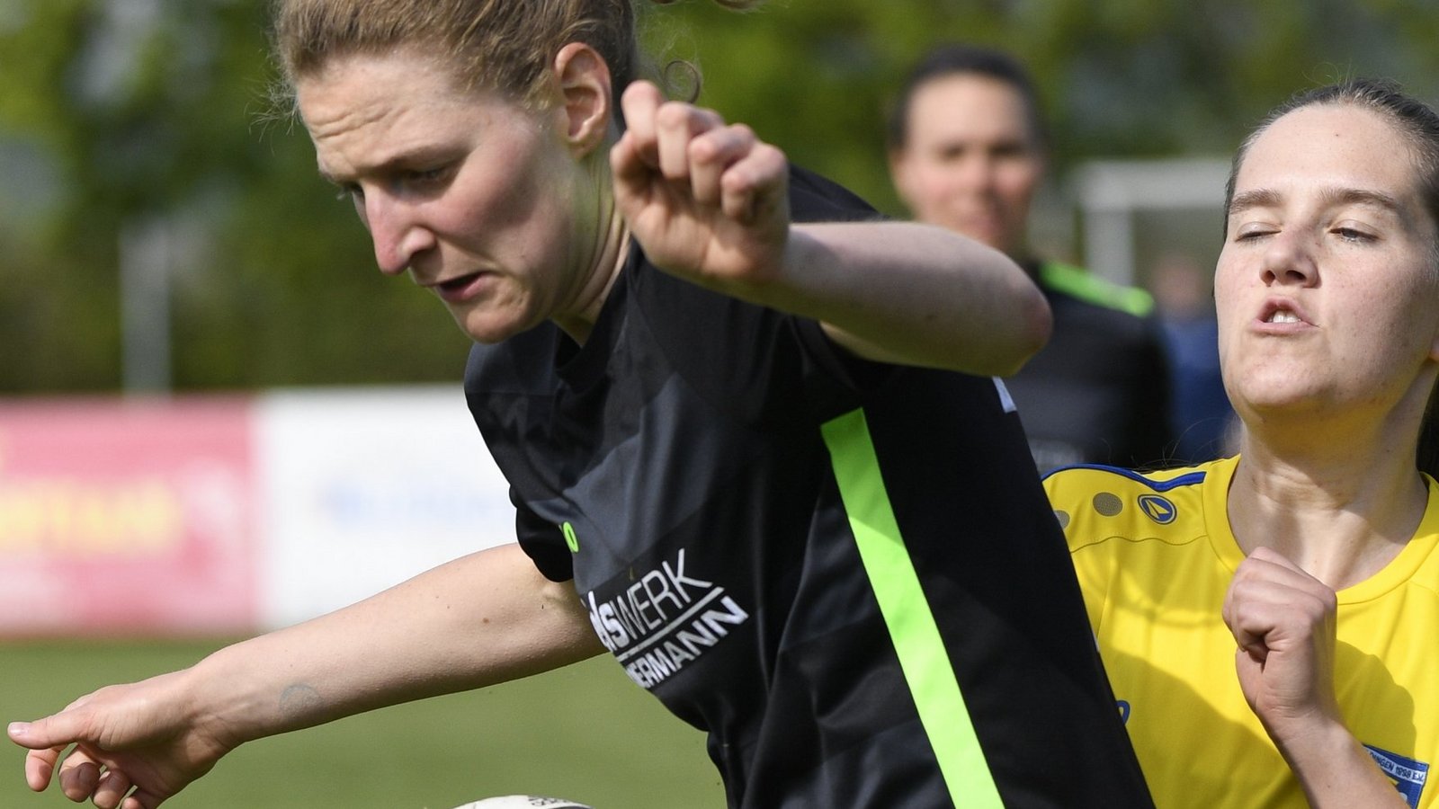 Christina Knapp (links) schirmt für die SGM Roßwag/Großglattbach den Ball vor Annkatrin Lutz ab, doch es reichte gegen Aldingen nur zum torlosen Unentschieden. Foto: Leitner