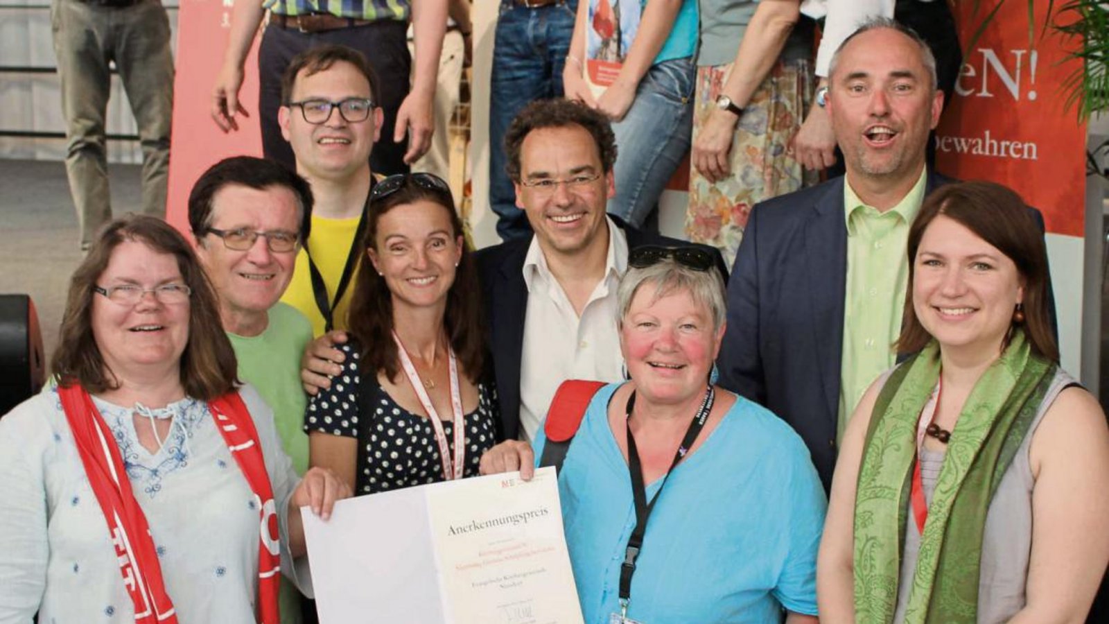 Freude bei den Mitgliedern des Kichengemeinderats Nussdorf über den Anerkennungspreis.  Foto: p