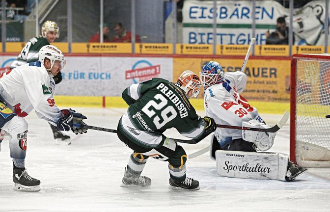 Alexander Preibisch sorgt im Derby gegen die Falken für Betrieb vor dem Gästetor und erzielt in Bad Tölz den entscheidenden Treffer zum 4:3-Sieg nach Verlängerung. Foto: Baumann