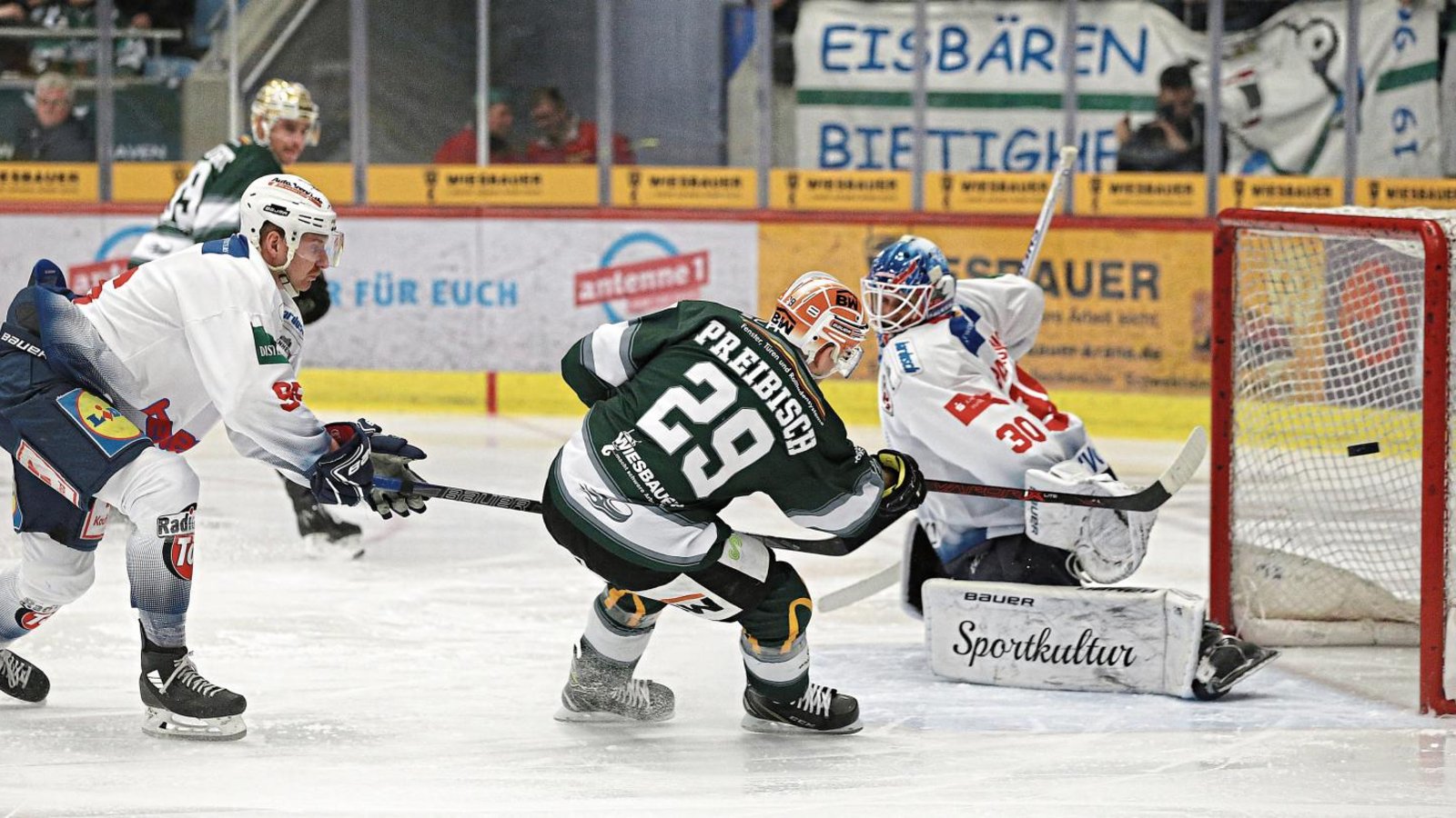 Alexander Preibisch sorgt im Derby gegen die Falken für Betrieb vor dem Gästetor und erzielt in Bad Tölz den entscheidenden Treffer zum 4:3-Sieg nach Verlängerung. Foto: Baumann Alexander Preibisch sorgt im Derby gegen die Falken für Betrieb vor dem Gästetor und erzielt in Bad Tölz den entscheidenden Treffer zum 4:3-Sieg nach Verlängerung. Foto: Baumann