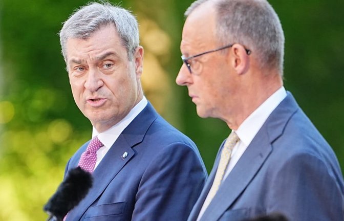 Er und er. Markus Söder, CSU-Vorsitzender und Bundeskanzler Friedrich Merz, CDU-Chef, müssen einen Nachfolger von Jens Spahn an der Fraktionsspitze finden.<span class='image-autor'>Michael Kappeler/dpa</span>