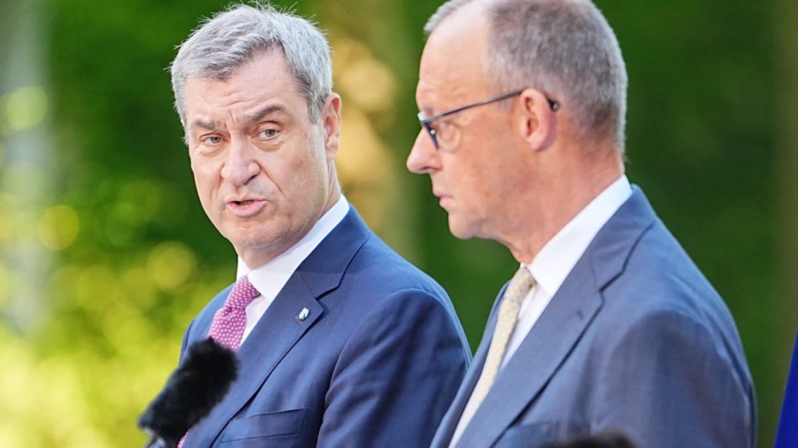 Er und er. Markus Söder, CSU-Vorsitzender und Bundeskanzler Friedrich Merz, CDU-Chef, müssen einen Nachfolger von Jens Spahn an der Fraktionsspitze finden.Michael Kappeler/dpa Er und er. Markus Söder, CSU-Vorsitzender und Bundeskanzler Friedrich Merz, CDU-Chef, müssen einen Nachfolger von Jens Spahn an der Fraktionsspitze finden.Michael Kappeler/dpa