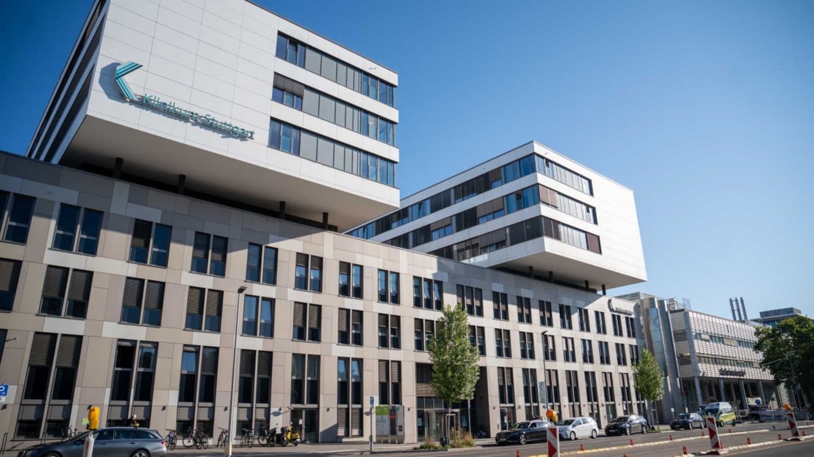 Eine dpa-Umfrage unter den Klinikträgern in Baden-Württemberg, die derzeit neue Kliniken bauen oder planen, zeigt: In den Patientenzimmern werden in allen Fällen derzeit keine klassischen Klimaanlagen gebaut oder geplant. Stattdessen setzen die Betreiber auf unterschiedliche Kühlmöglichkeiten.Enrique Kaczor/dpa Eine dpa-Umfrage unter den Klinikträgern in Baden-Württemberg, die derzeit neue Kliniken bauen oder planen, zeigt: In den Patientenzimmern werden in allen Fällen derzeit keine klassischen Klimaanlagen gebaut oder geplant. Stattdessen setzen die Betreiber auf unterschiedliche Kühlmöglichkeiten.Enrique Kaczor/dpa