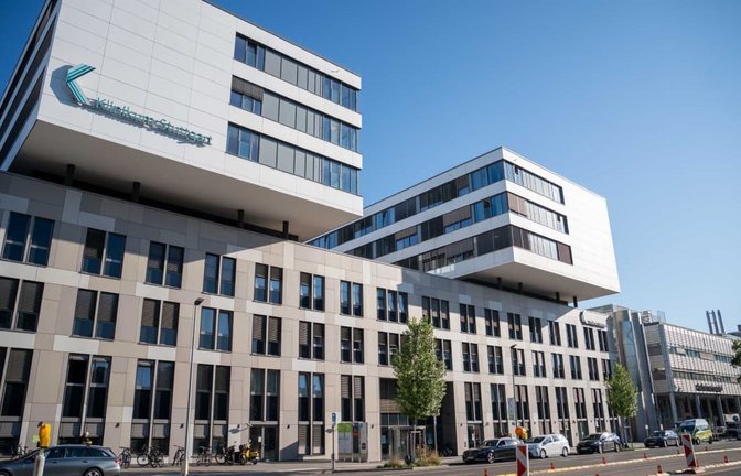 Eine dpa-Umfrage unter den Klinikträgern in Baden-Württemberg, die derzeit neue Kliniken bauen oder planen, zeigt: In den Patientenzimmern werden in allen Fällen derzeit keine klassischen Klimaanlagen gebaut oder geplant. Stattdessen setzen die Betreiber auf unterschiedliche Kühlmöglichkeiten.<span class='image-autor'>Enrique Kaczor/dpa</span>